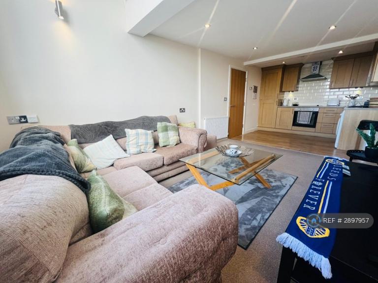 2 bedroom flat in Richardshaw Lane, Pudsey, LS28 (2 bed) (#2897957)