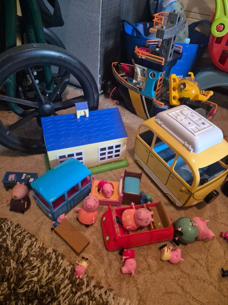 Peppa Pig Playhouse, Campervan, and Figures Bundle