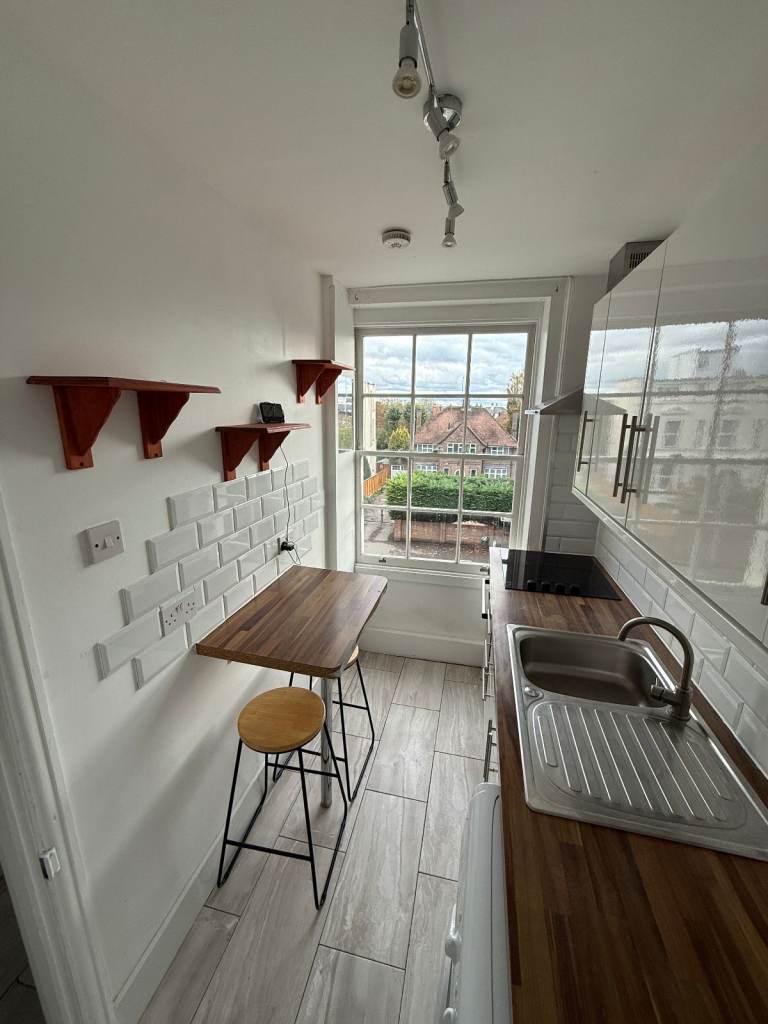 Modern 1-Bedroom Flat for Sale Near Reading Town Centre – Guide Price £203,900