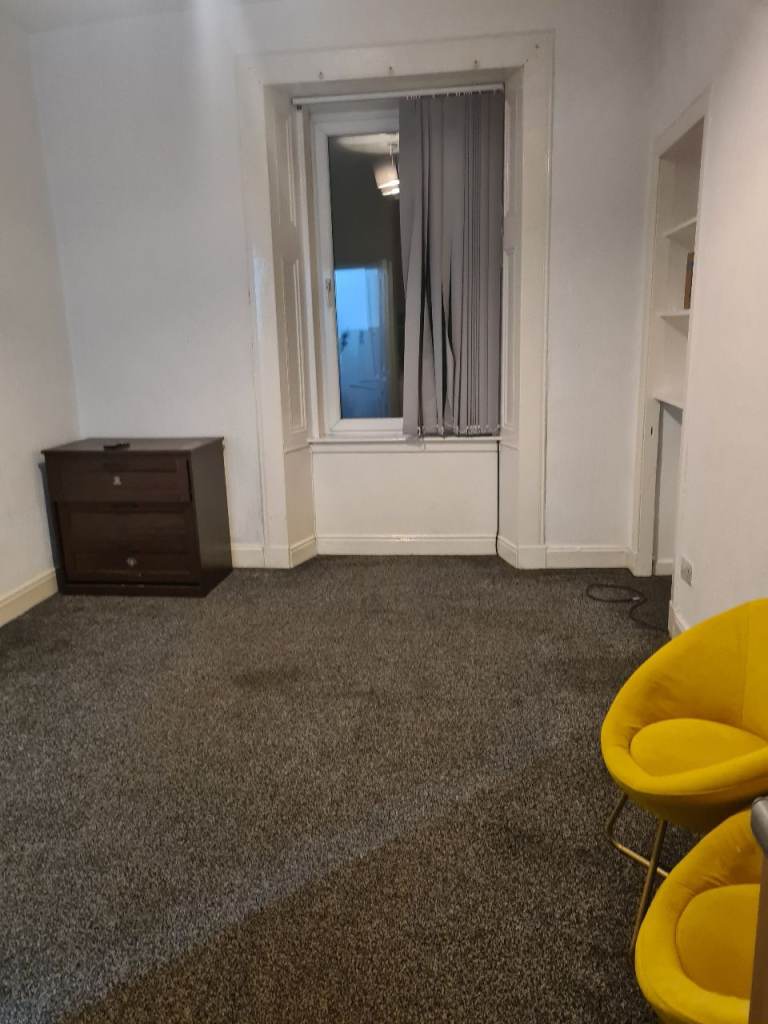 Studio flat available for rent shawlands £595