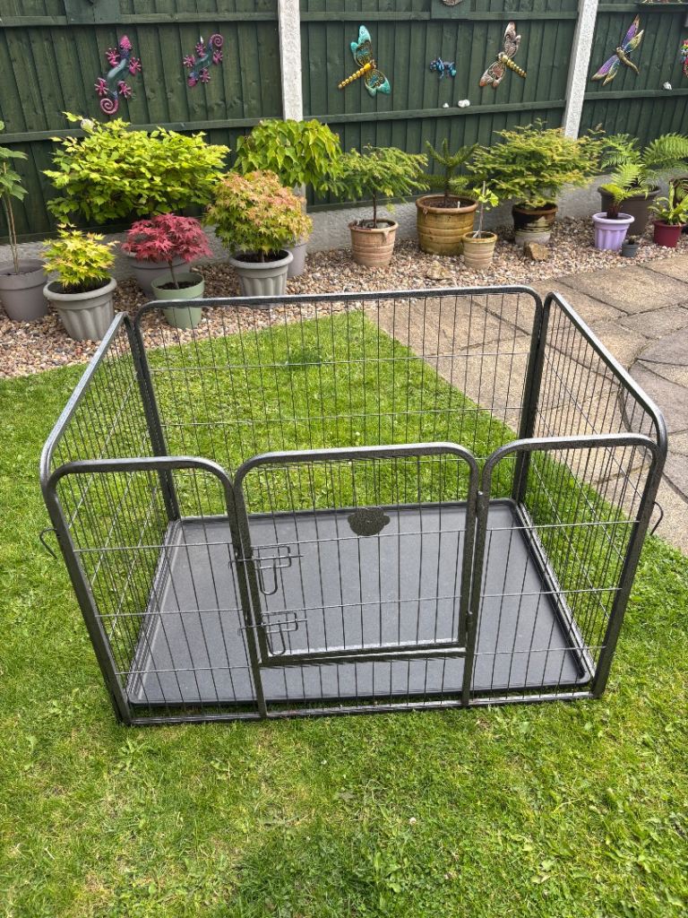 Puppy pen with tray