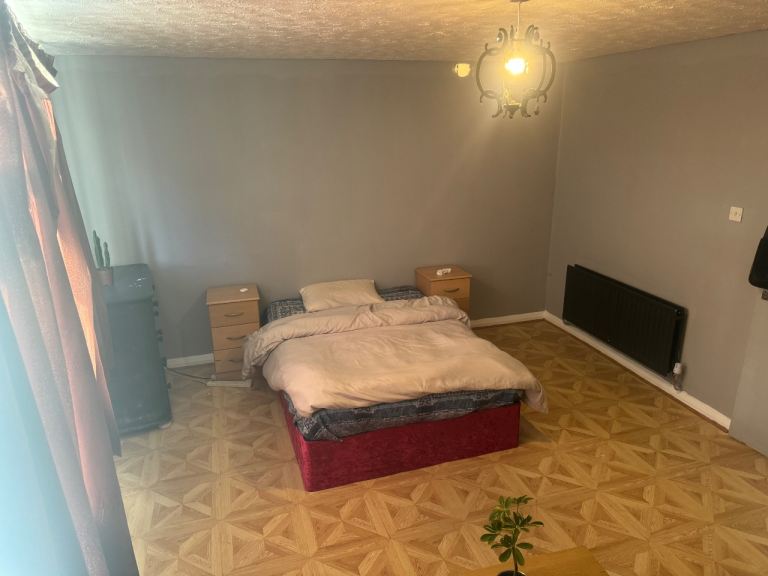 Extra large room for rent