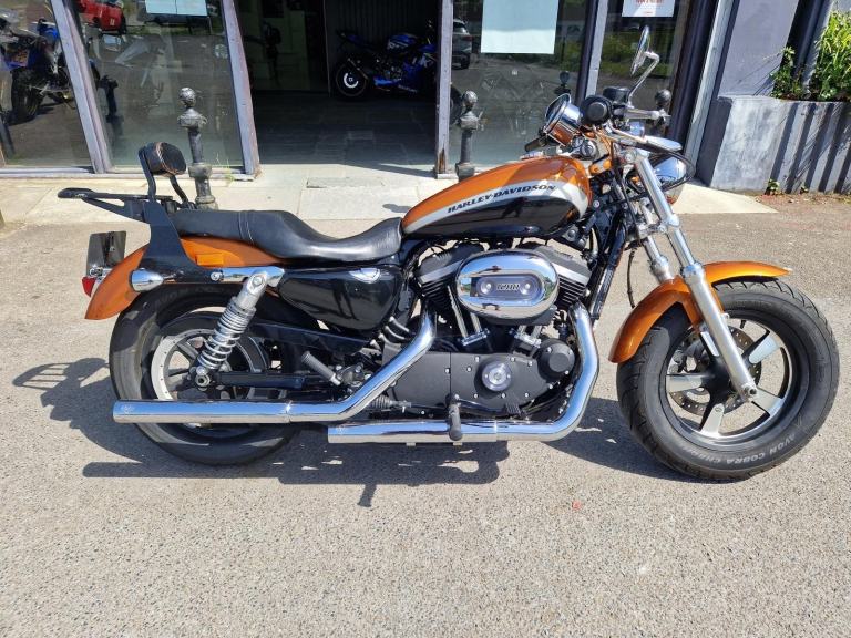 2017 HARLEY-DAVIDSON 1200 Custom in Orange/Black