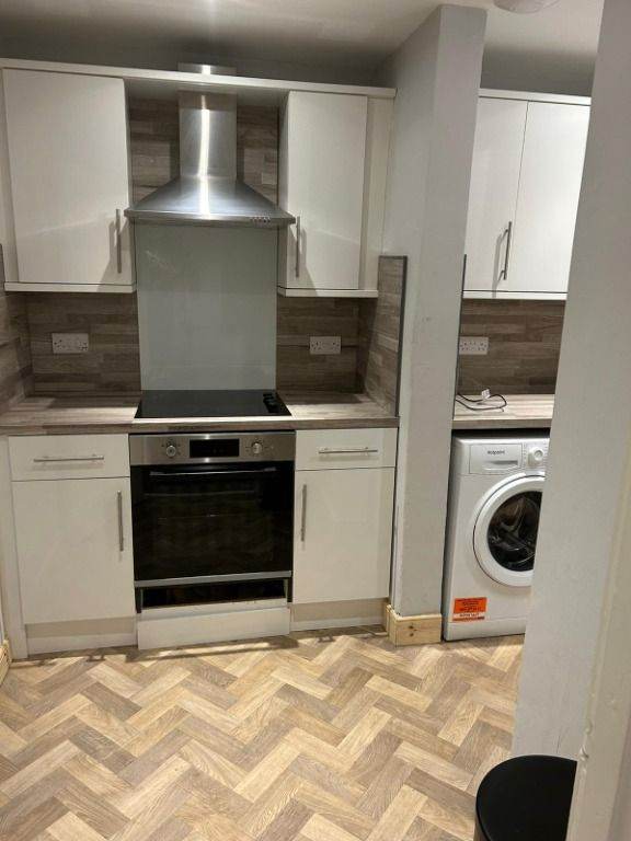 Highly desirable, 3 bedroom, HMO flat off Leith Walk – available June