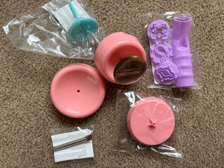 Cake decorating equipment 