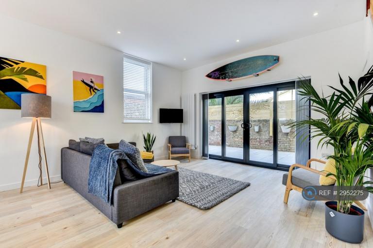 2 bedroom house in Crescent Road, Worthing, BN11 (2 bed) (#2952275)