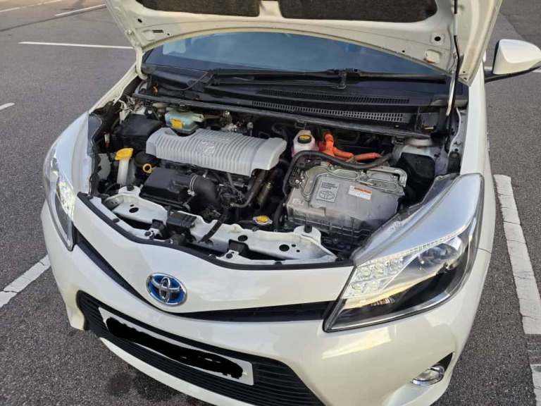 Automatic Toyota Yaris hybrid 1.5 VVT-CVT,5 Hatchback Petrol/Electric