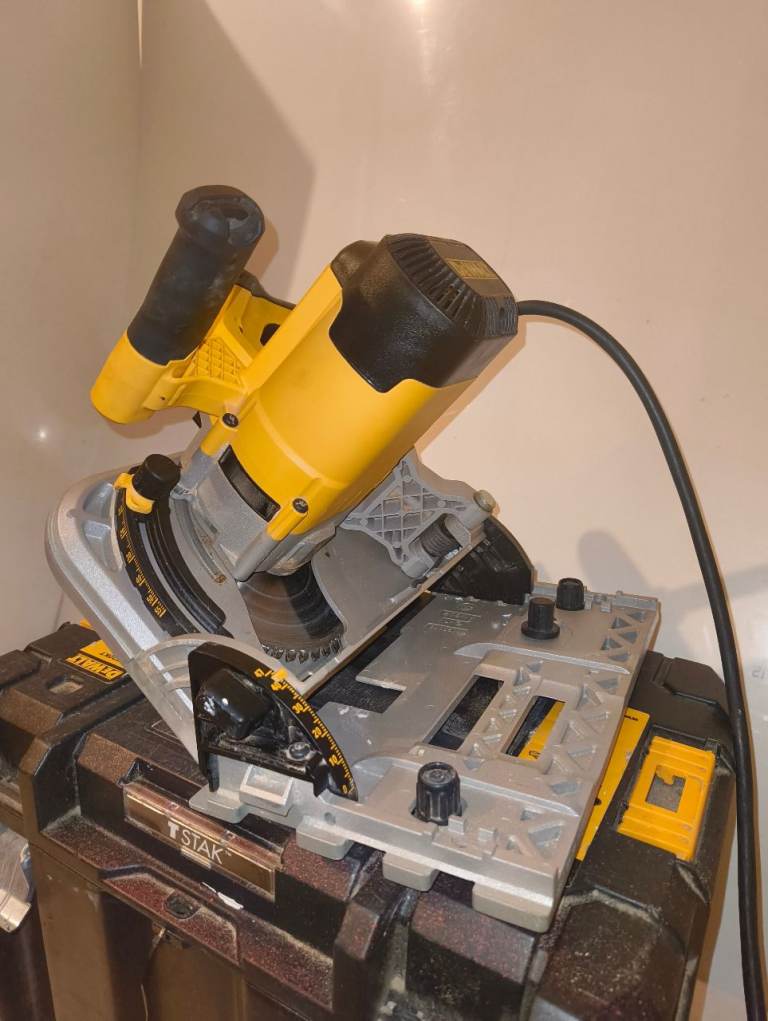 DeWalt DWS520KT 165MM plunge tool 1300 w. 110V with carry case. No guide rail