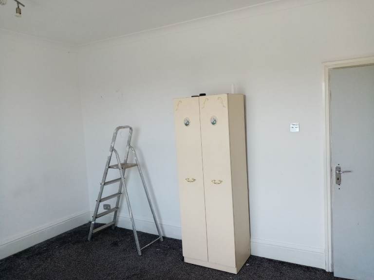 Large single room above Opticians