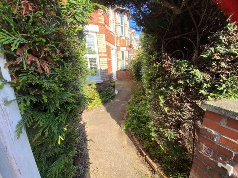 Large one bedroom flat close to town & train station