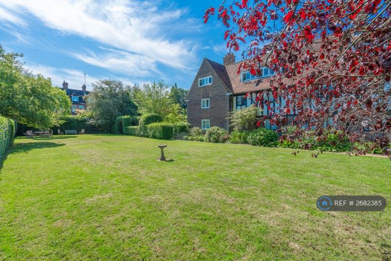 1 bedroom flat in Waterlow Court, London, NW11 (1 bed) (#2682385)