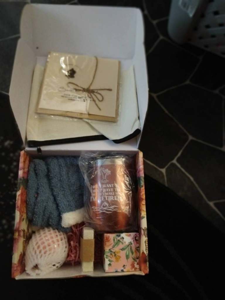New 'Happy Retirement' Gift Box Set - Multicoloured