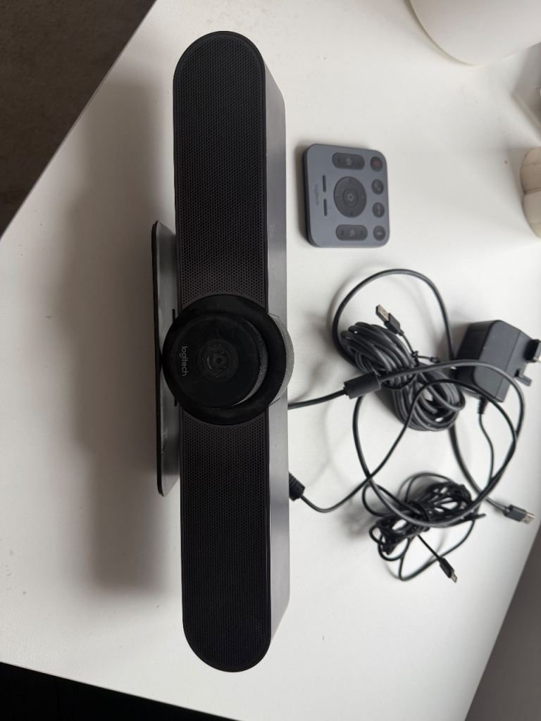 ogitech MeetUp Conference Camera + Remote – Premium Video & Audio for Teams