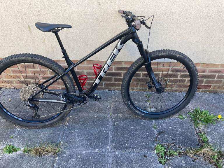Trek Roscoe 7 Hardtail Mountain Bike 29 inch wheels & WAHOO ELEMENT ROAM GPS & track pump...