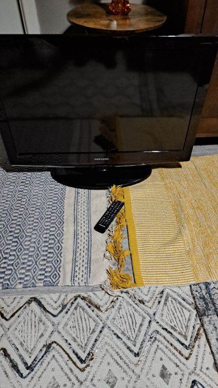 Samsung TV 32" with remote 