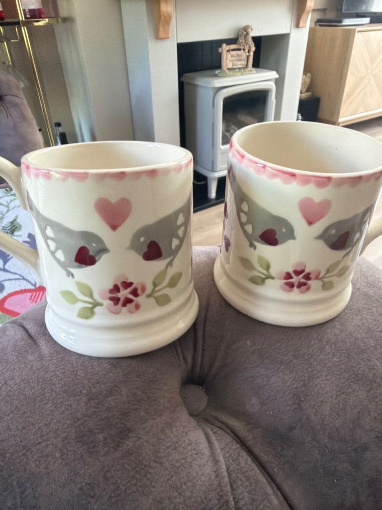Pair of Ceramic Mugs with Bird Design – As Good As New