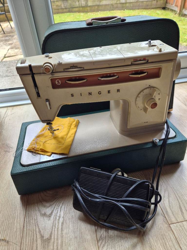 Singer 518 Singer Sewing Machine - untested