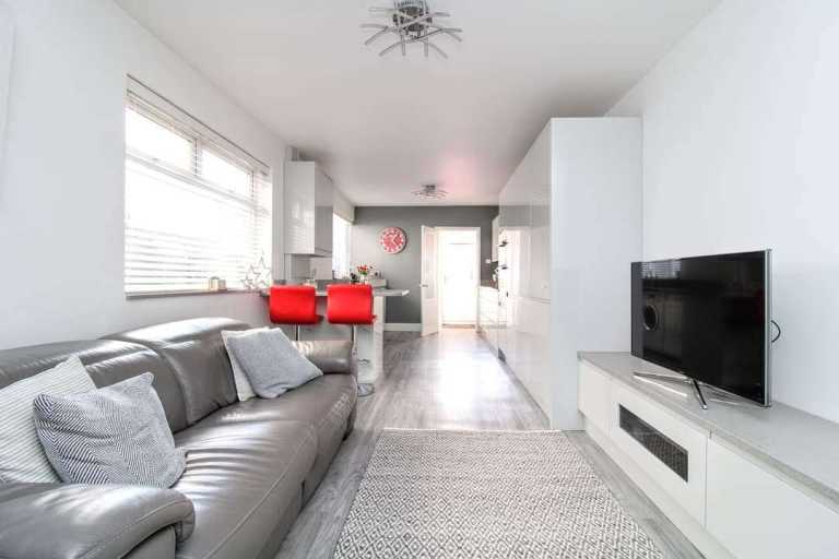 Large 4 bed mid-terrace house. Lodger wanted.
