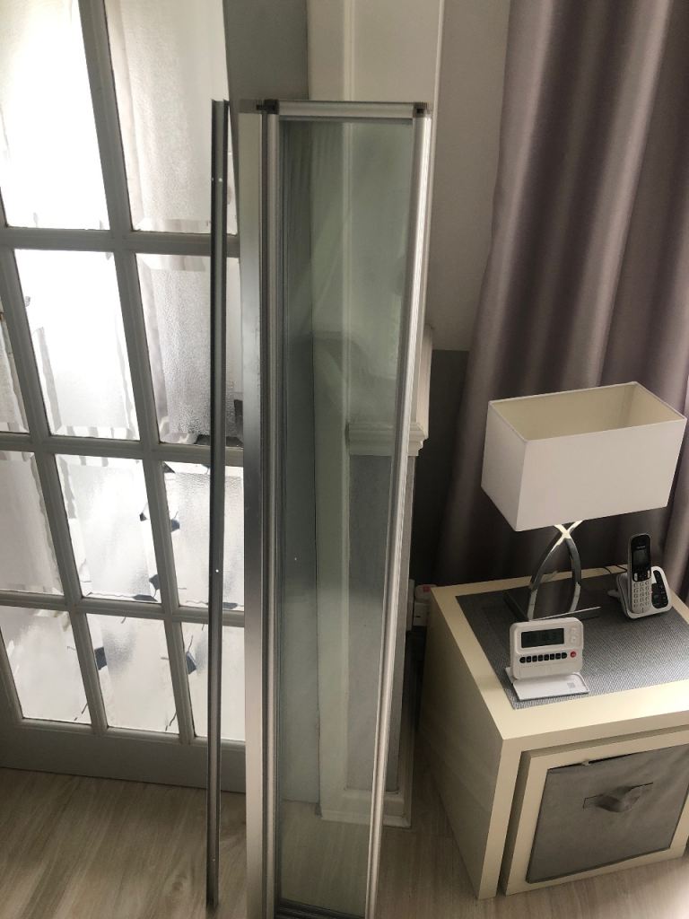 On bath folding shower screen 