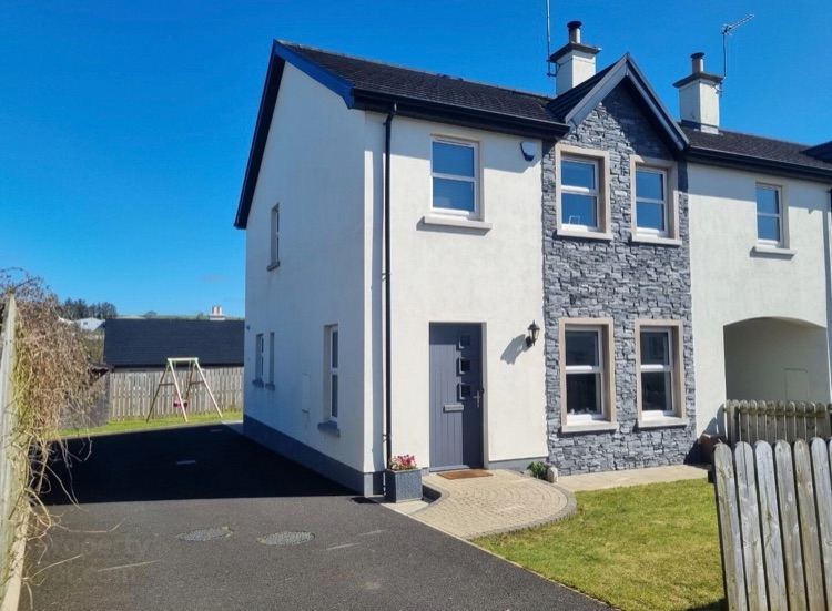 North Coast - Bushmills - 3 bedroom end terrace house! 