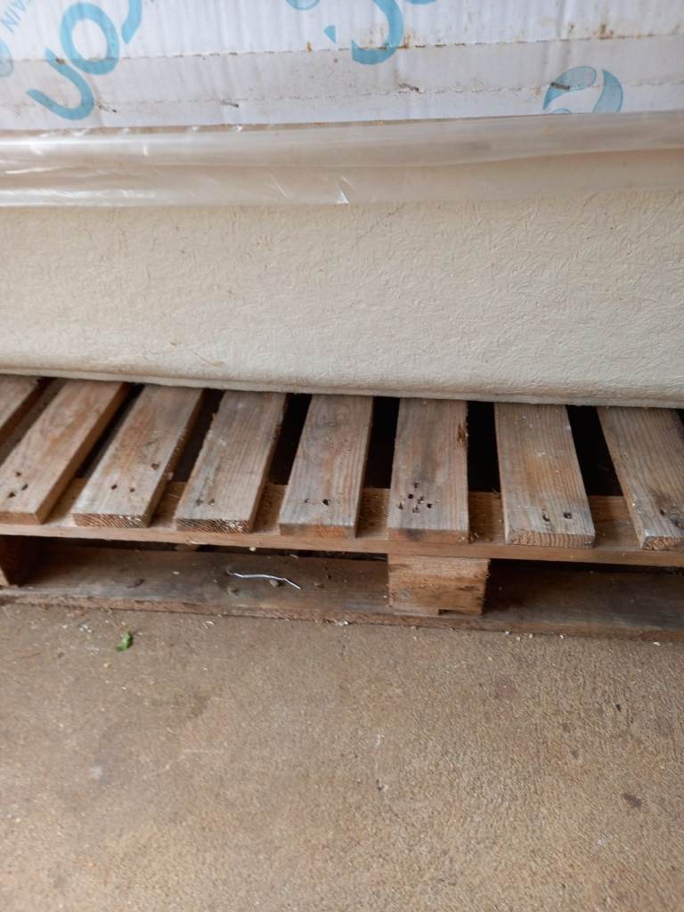 BATH UNUSED STORED IN GARAGE.  AS NEW CONDITION Halcyon Square 1750 x 800