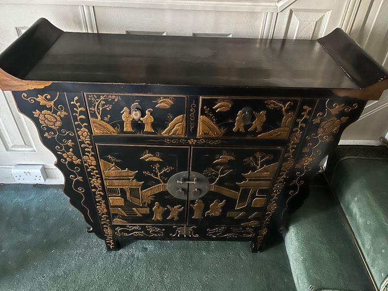 Chinese sideboard in black and gold 