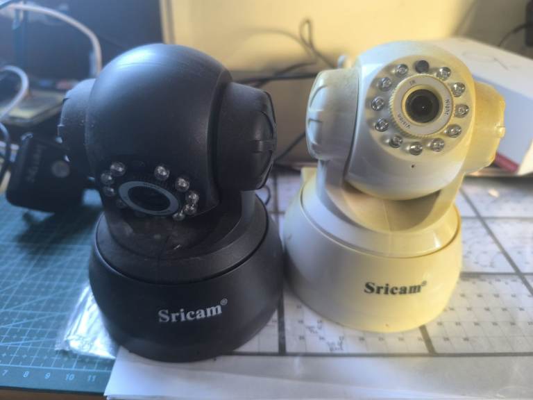 Wifi CCTV Sricam, pan, audio/video, power cables x 2