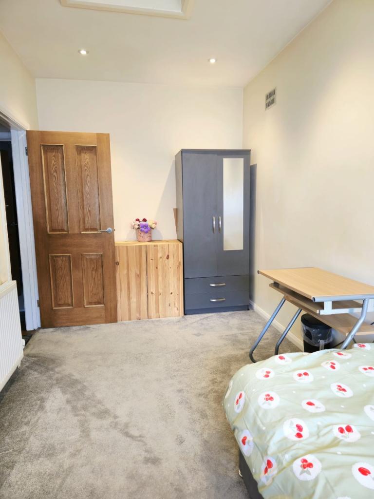 Single room available for rent In Hanworth, Feltham