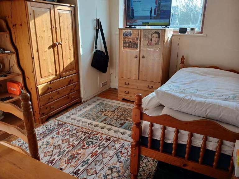 Cosy single room 10 mins walk to Whitton Station