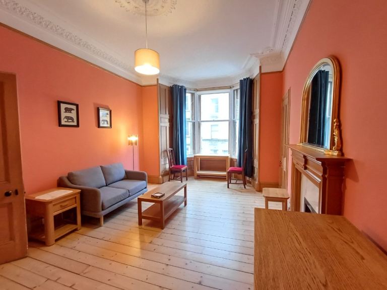 2 bedroom flat in Bruntsfield Gardens, Bruntsfield, Edinburgh, EH10 4DX