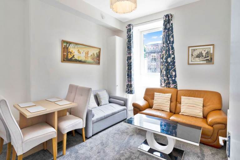 Well presented, 3-bedroom, HMO, first floor flat in Fountainbridge – available September