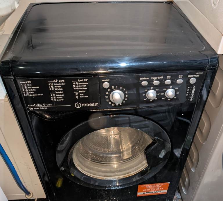 Free delivery and installation black washing machine indesit in very good condition 