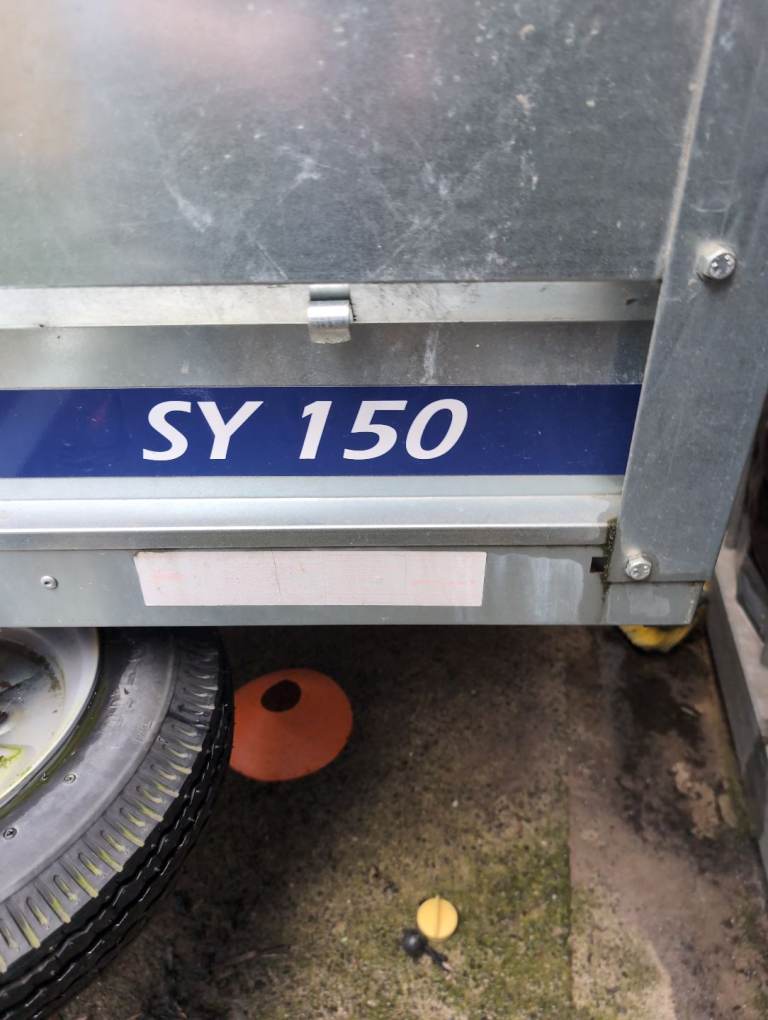 Good condition trailer comes with a cover  not used much , only for clean family adventures 