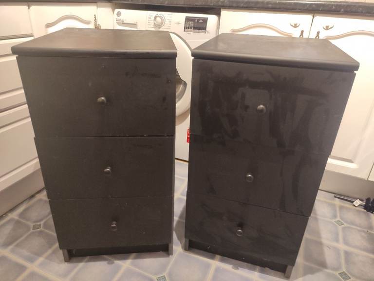 A PAIR OF BEDSIDE TABLE 3 DRAWER 
