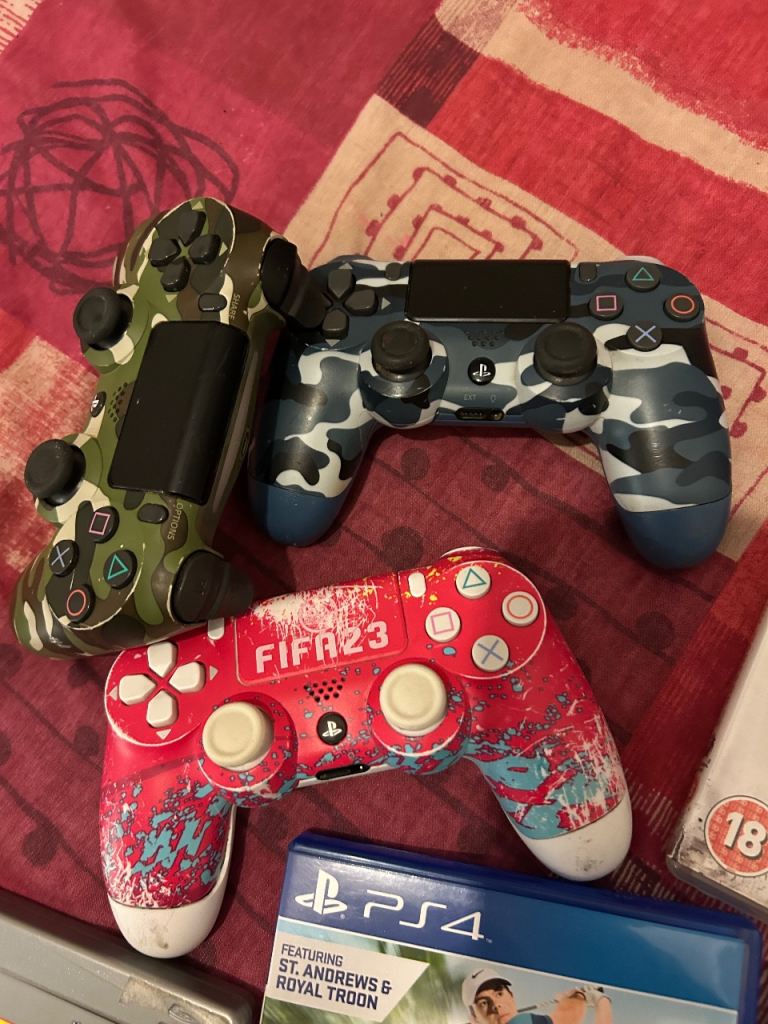 PS4 controllers bundle good condition 