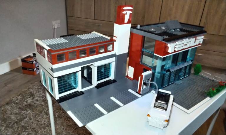 Lego Tesla Showroom, Garage concept build rare, original lego