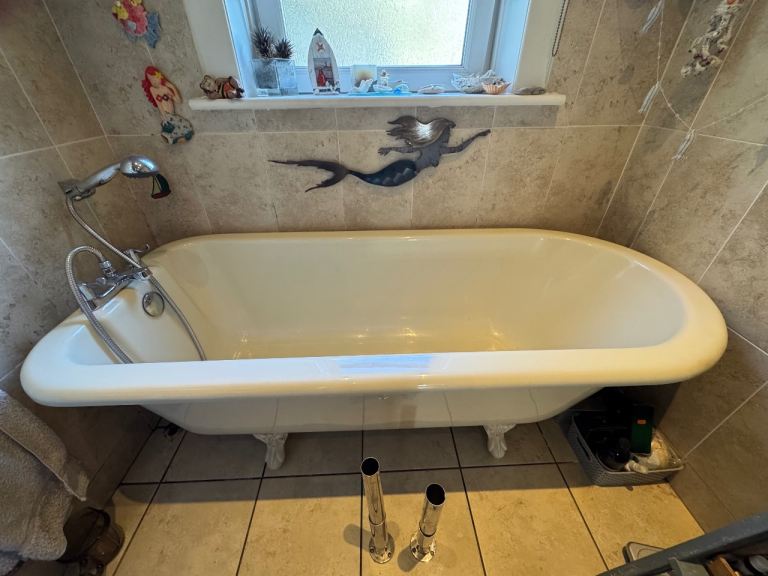 Freestanding Roll Top Bath with Shower Mixer Tap – Good Condition