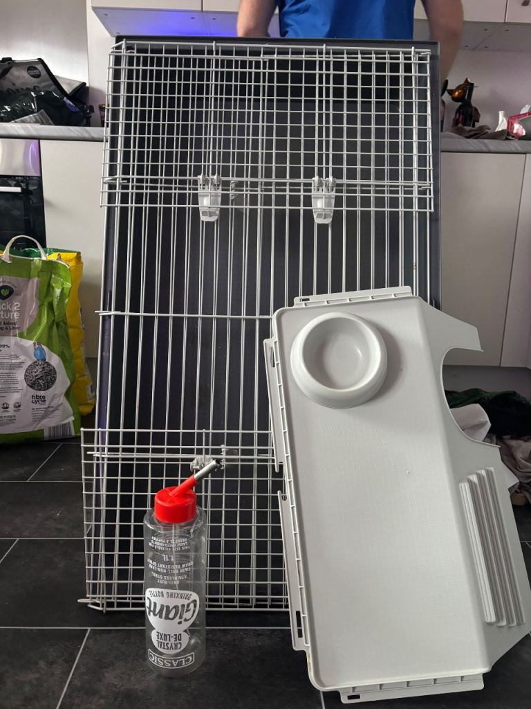 Guineapig cage, Waterbottle and feed