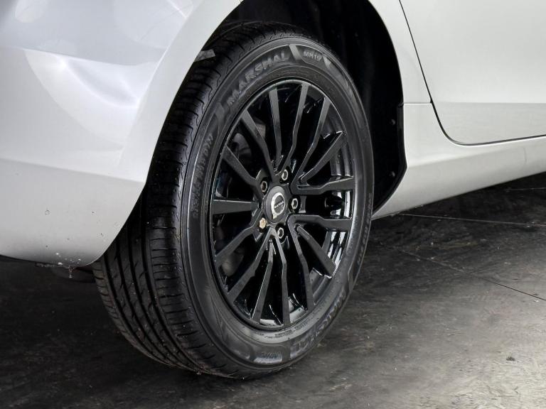 2016 Volvo V40 D2 [120] Momentum Nav Plus 5dr Geartronic HATCHBACK DIESEL Automatic