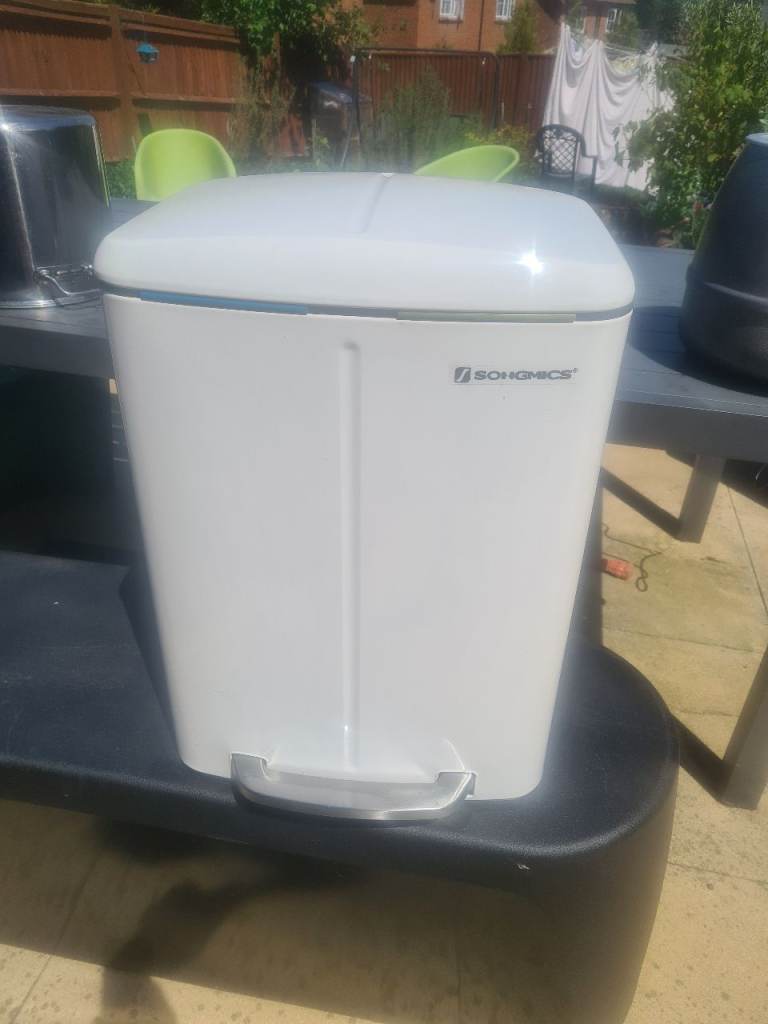 Songmics rubbish bin with dual compartment