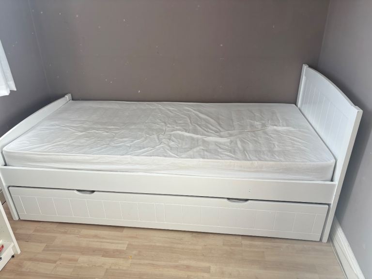 White single trundle Bed with 2 mattresses