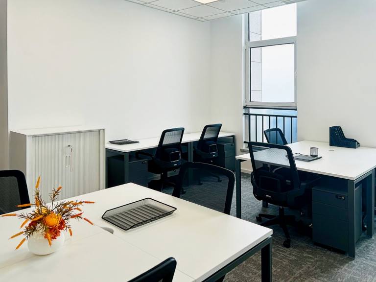 Coleraine - BT51 3DR \ Large Office for Up to 15 Desks, Ready to Use