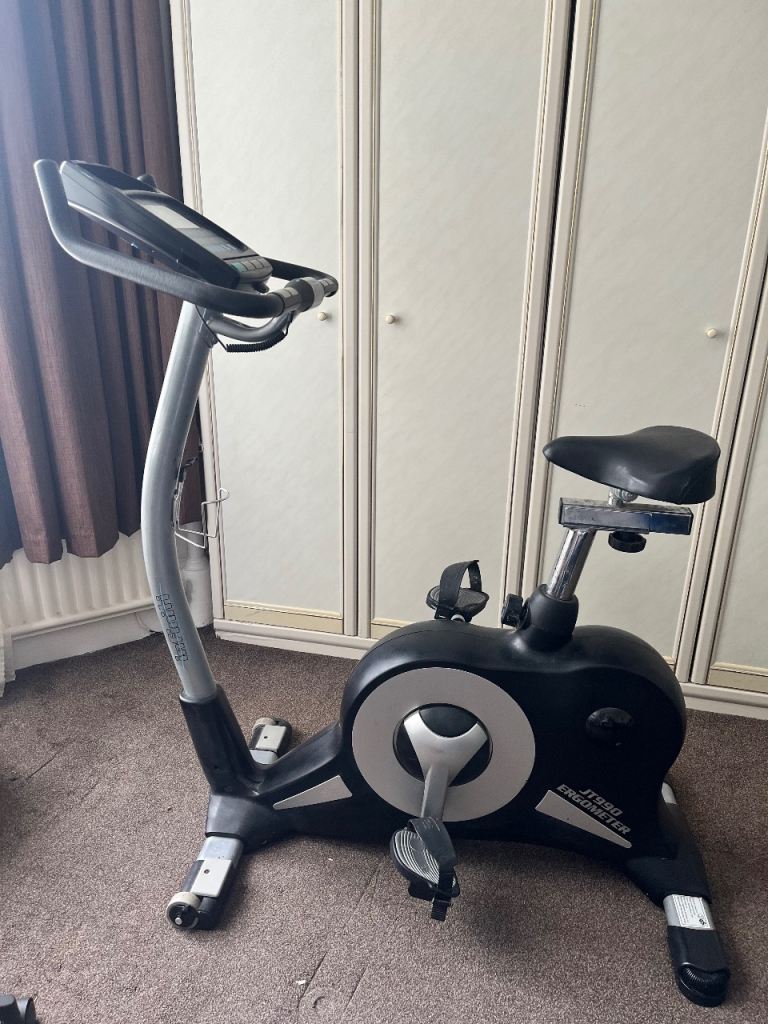 Sturdy exercise bike with various programs and settings