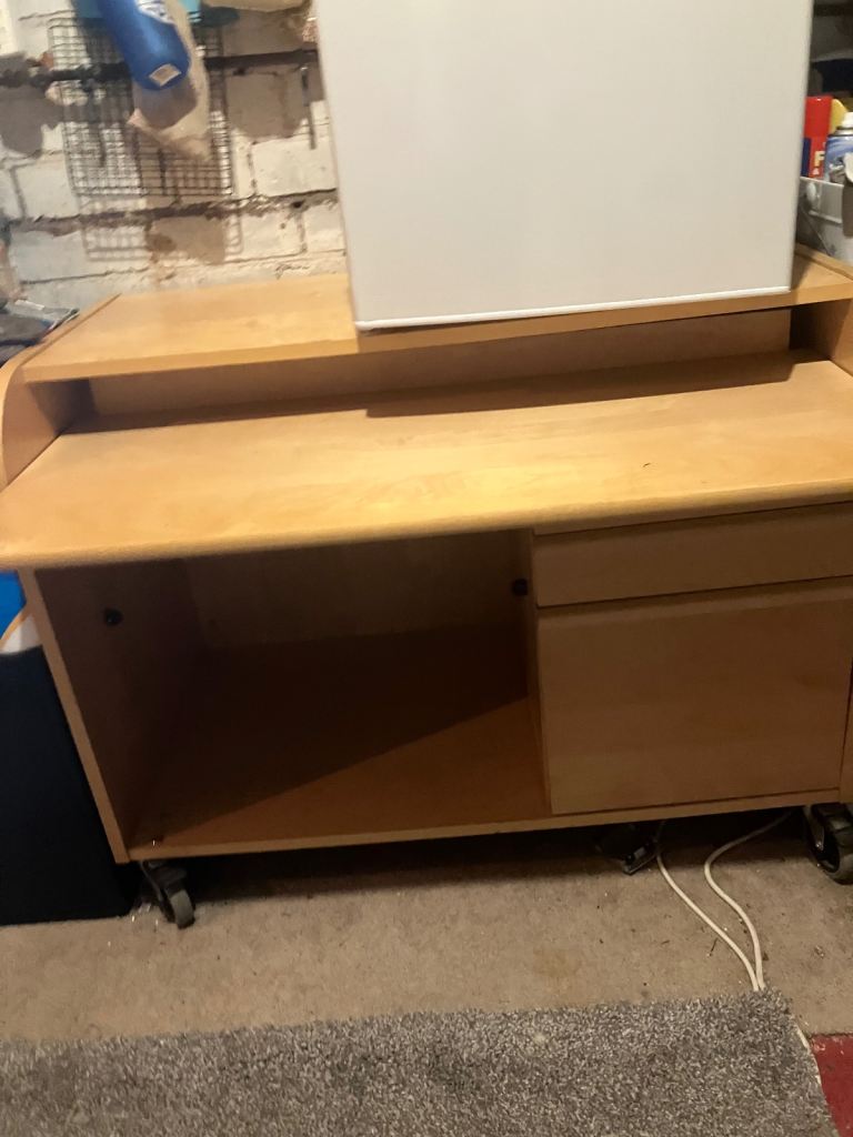 Quality desk on casters 