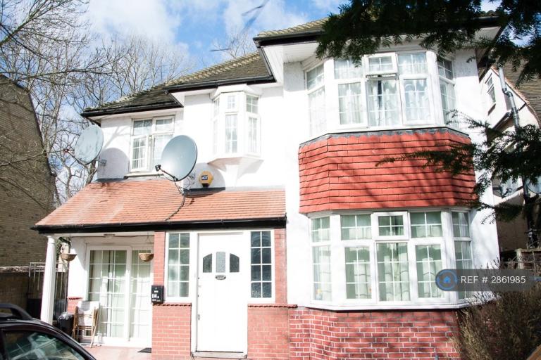 1 bedroom in Roehampton Vale, London, SW15 (#2861985)