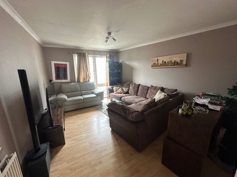 Room Available in 2 Bed Flat in City Centre, with Parking