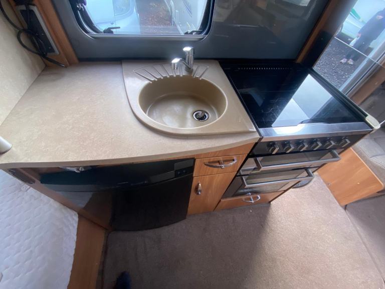 SWIFT CHALLENGER 625se - 2014 - FIXED BED - 5 BERTH - RARE LAYOUT PRISTINE 