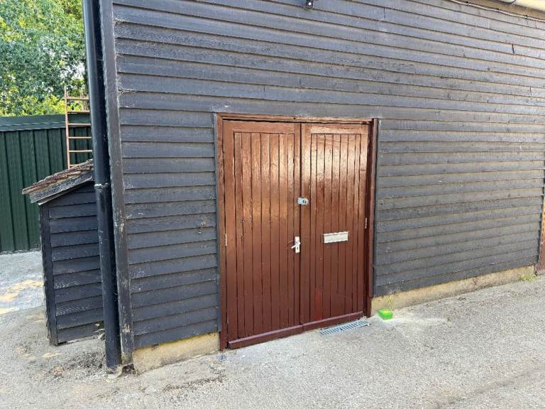 Commercial Business Unit / Warehouse - To Rent - Near Dorking/ Guildford