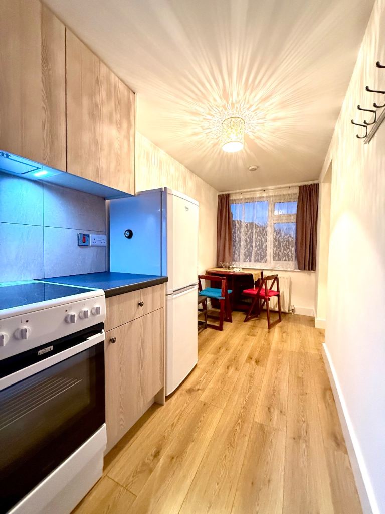 Studio with separate kitchen dining area in Hanworth. 