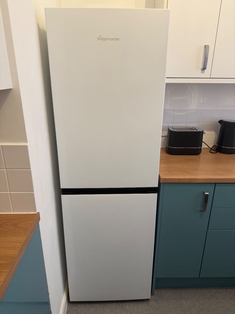 Fridgemaster MC55240E_WH Fridge Freezer– White, Good Condition